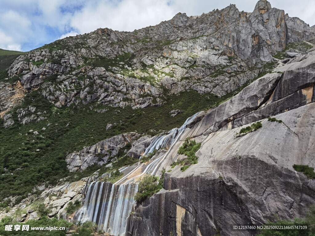 山间瀑布垂落壮丽景观