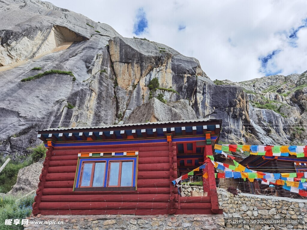 山间红屋与经幡
