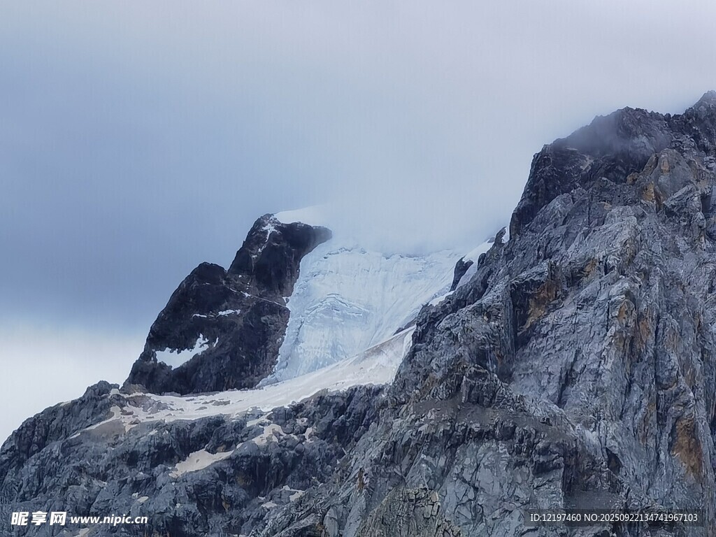 巍峨雪山山峰壮丽景观