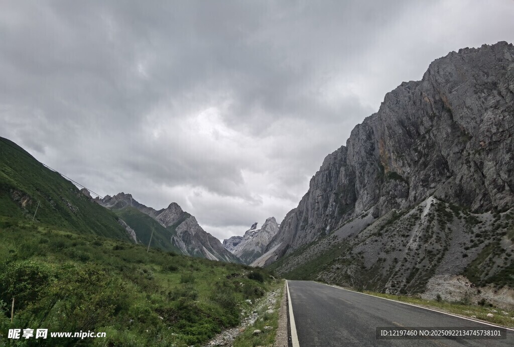 山间公路云雾缭绕美景