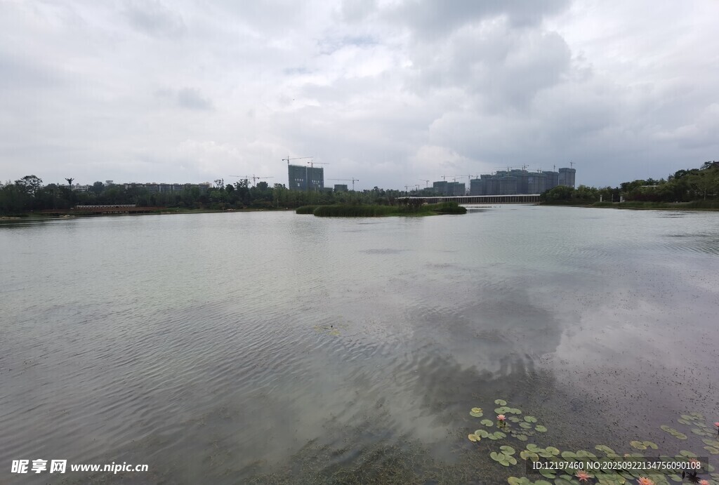 湖畔阴天景色