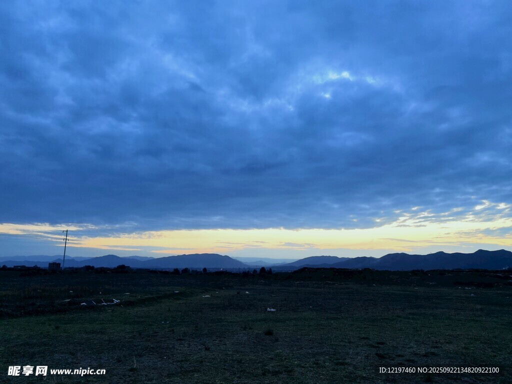 黄昏时分的旷野与阴沉天空