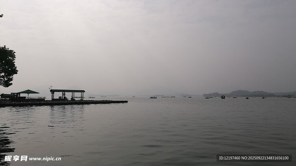宁静湖畔的简易码头