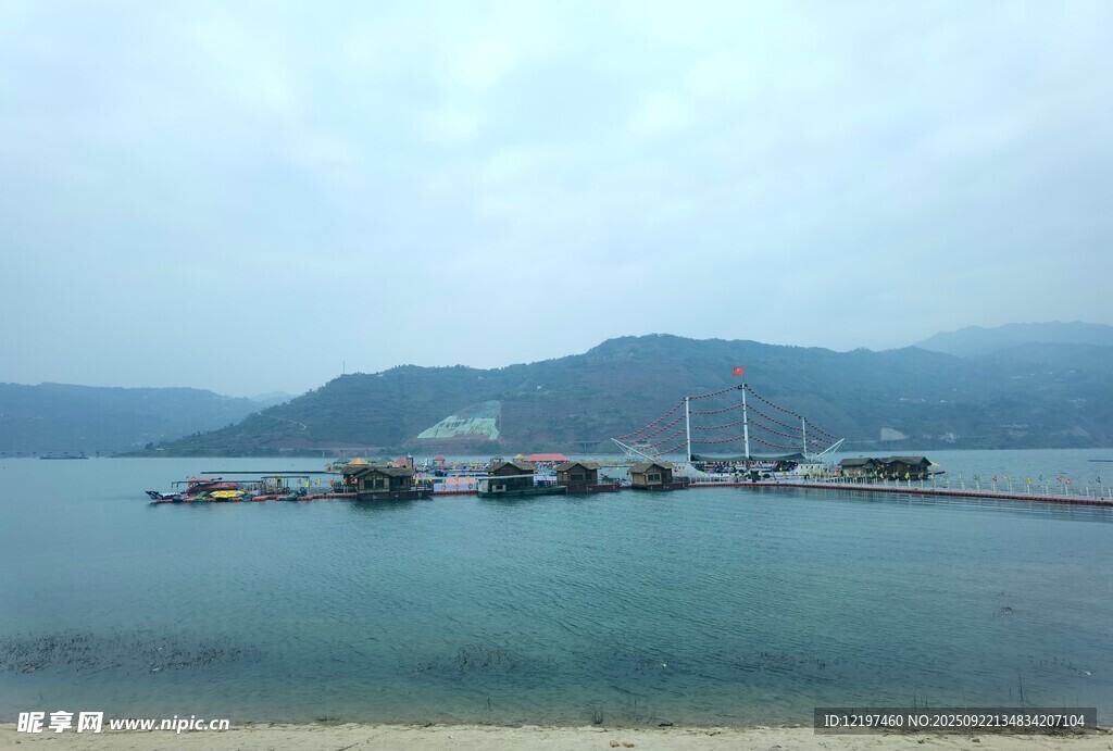 宁静港湾中的停泊船只