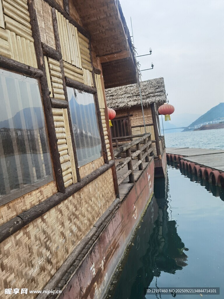水边木质小屋临湖而立