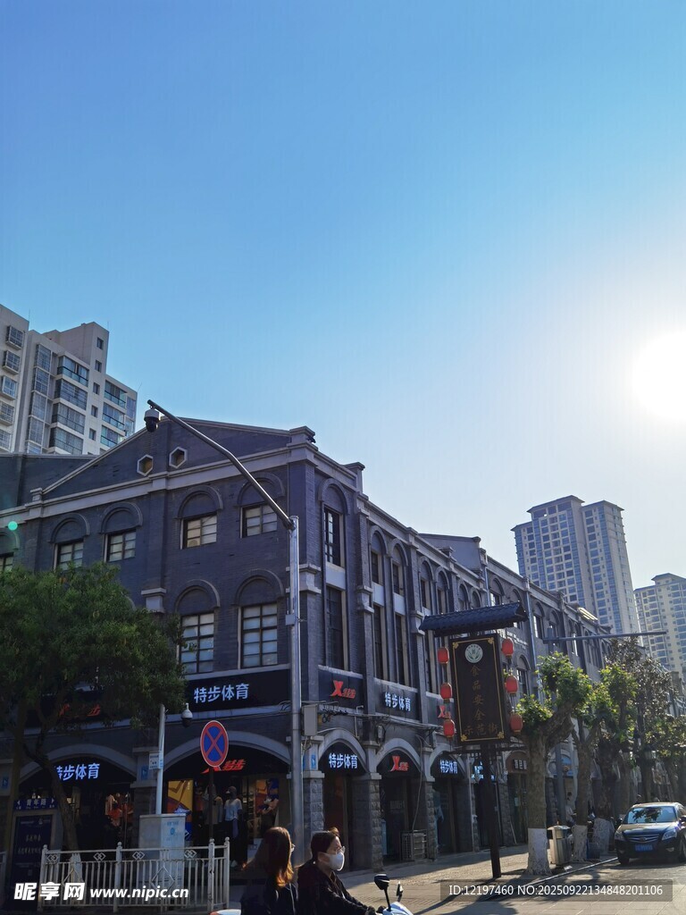 城市街边的复古建筑景观