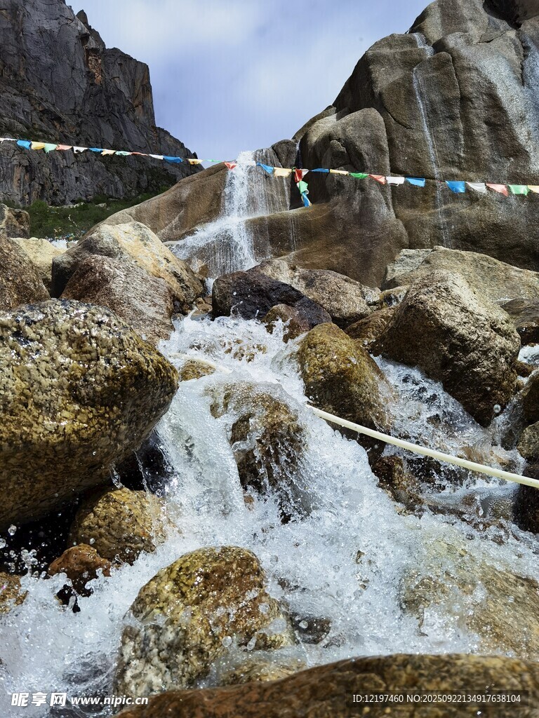 山间溪流穿石而过