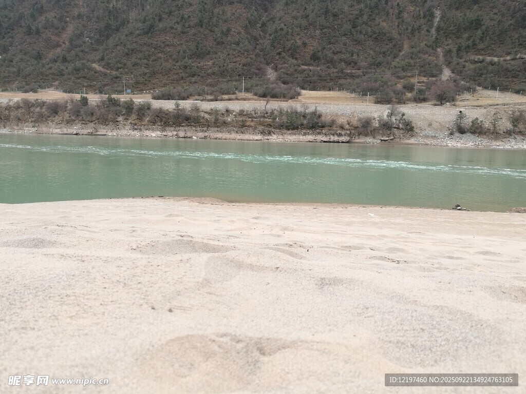 河畔沙岸风景