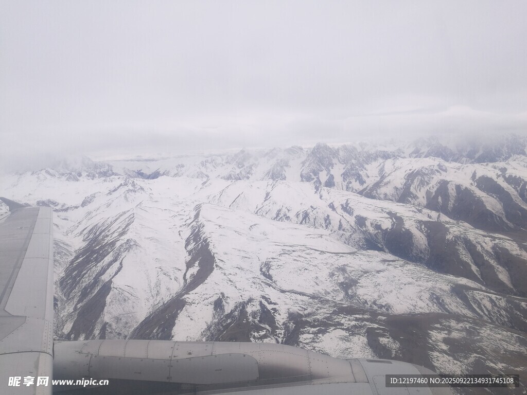 高空俯瞰壮丽雪山景观