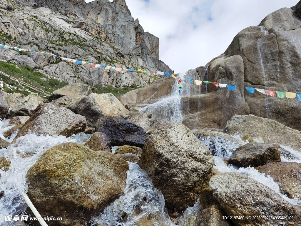 山间溪流与经幡景观