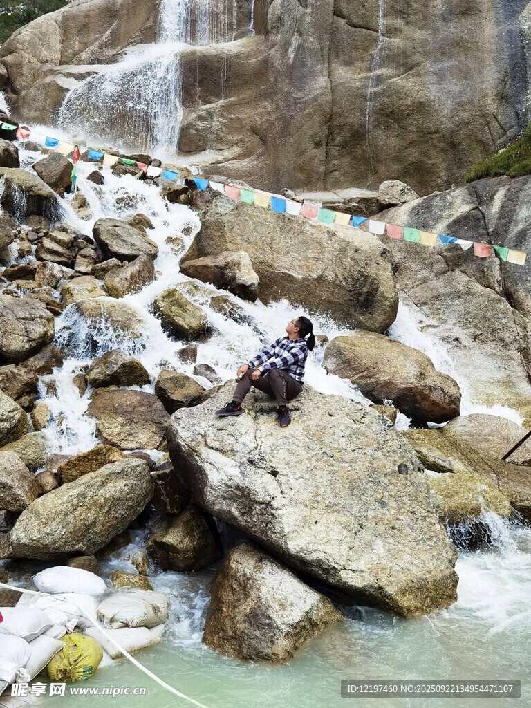 瀑布旁岩石上的垃圾堆积