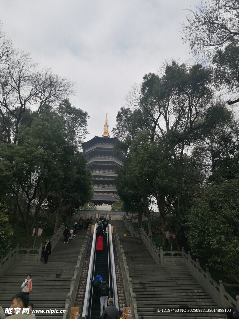 古寺台阶上的行人景观