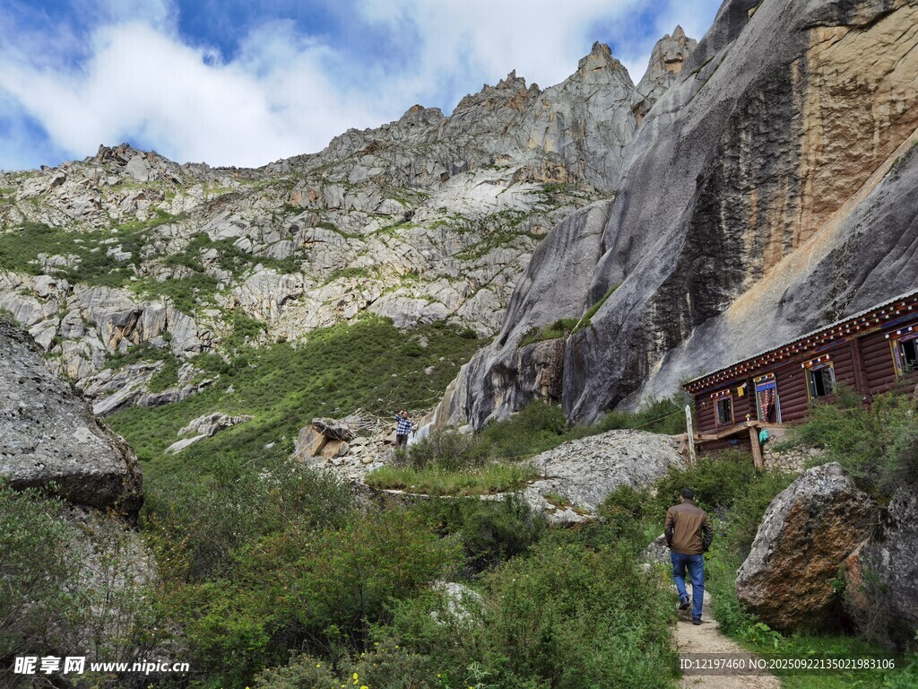 山间小屋旁的徒步者