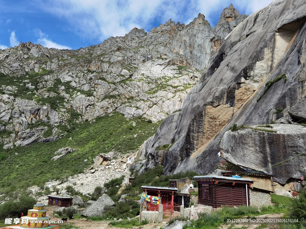 山间小屋伴巍峨山石