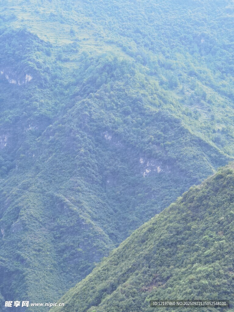 青山叠翠的壮美山间景色