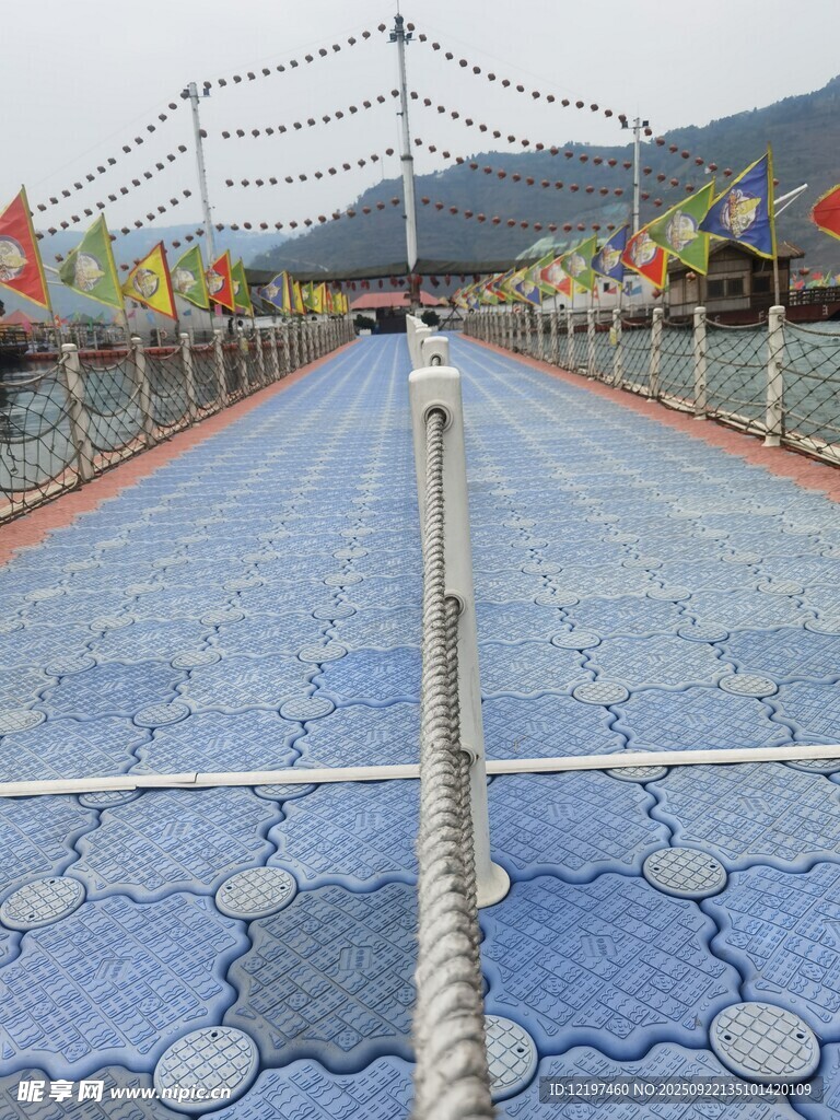 户外蓝色拼接地面景观