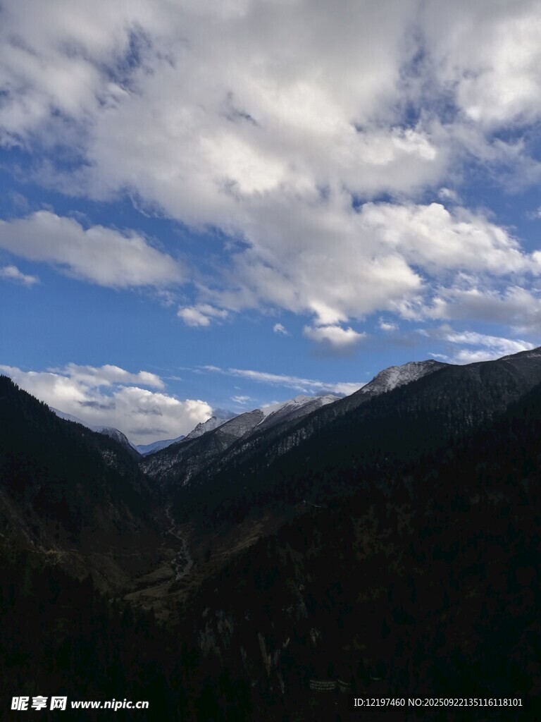 蓝天白云下的壮美山峦