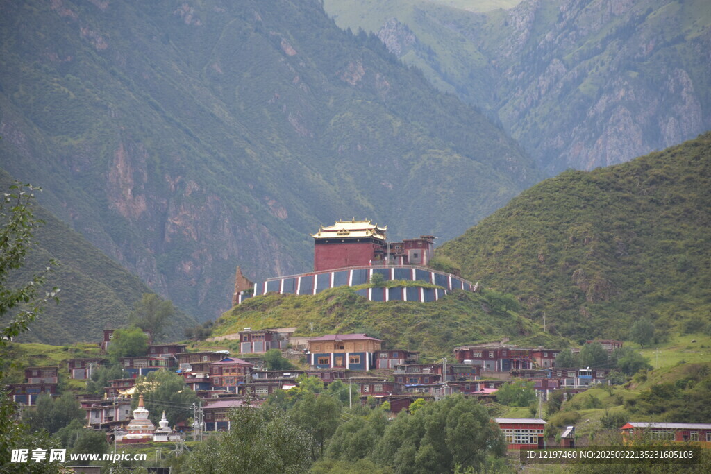 山间藏式村落与建筑景观