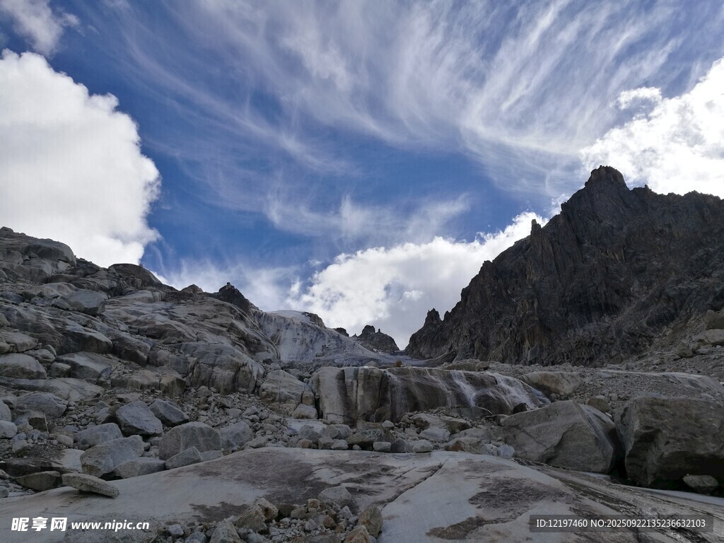 壮丽高山冰川蓝天白云景