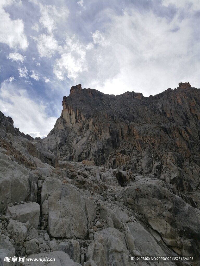 嶙峋山石与壮阔山景