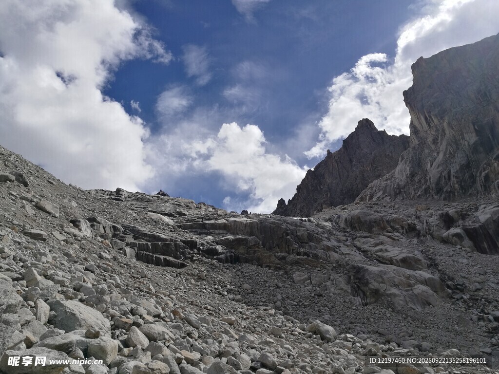 高山砾石间的壮丽景致