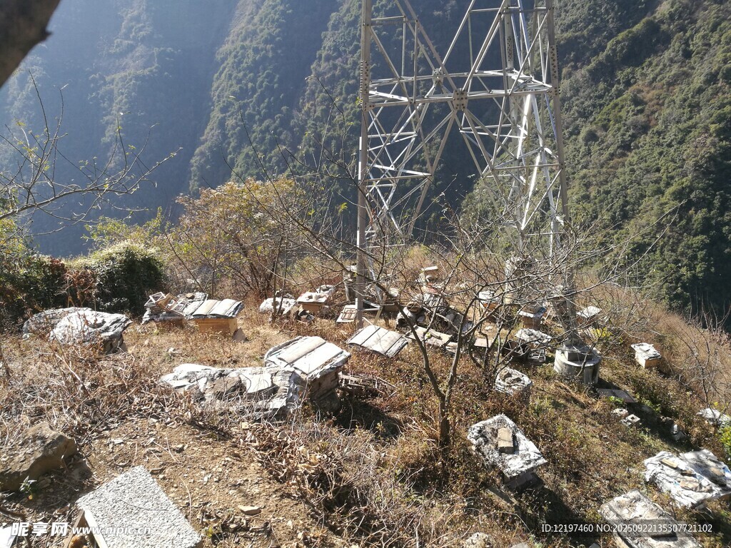 山间电力设施及周边景象