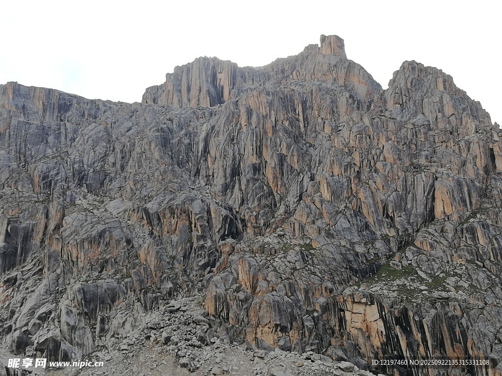 巍峨嶙峋的壮丽山景