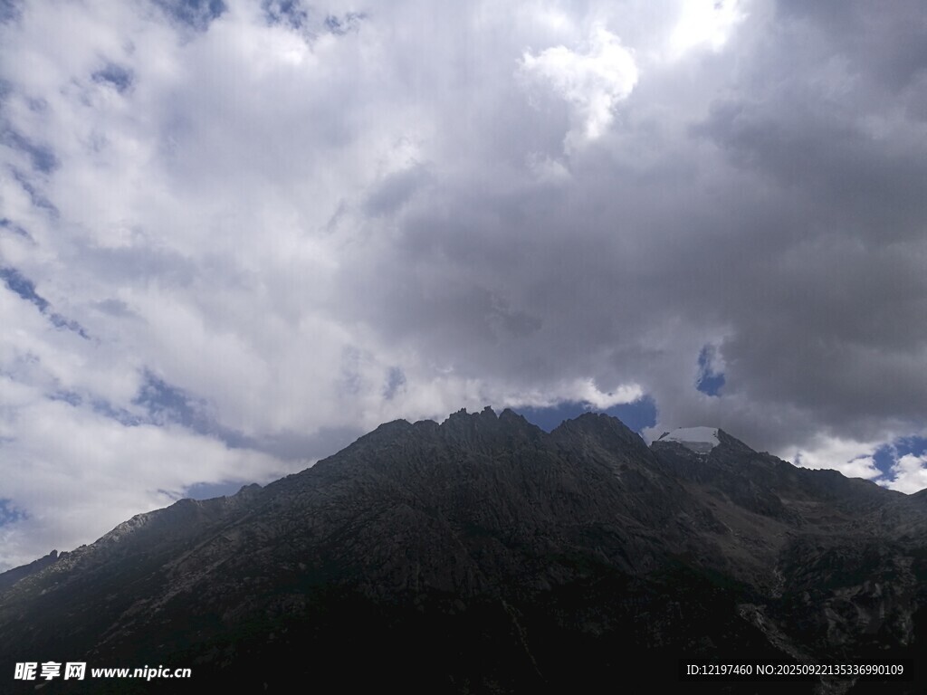 乌云笼罩下的巍峨山峰