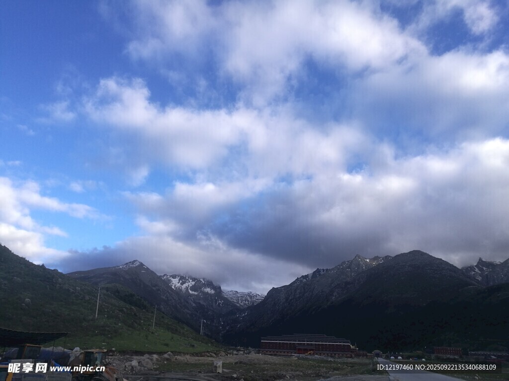 蓝天白云下的壮美山峦