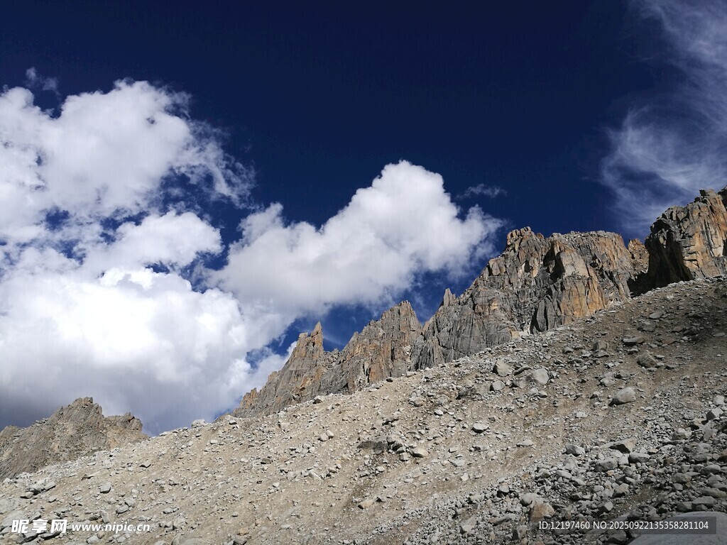 蓝天白云下的壮丽山景