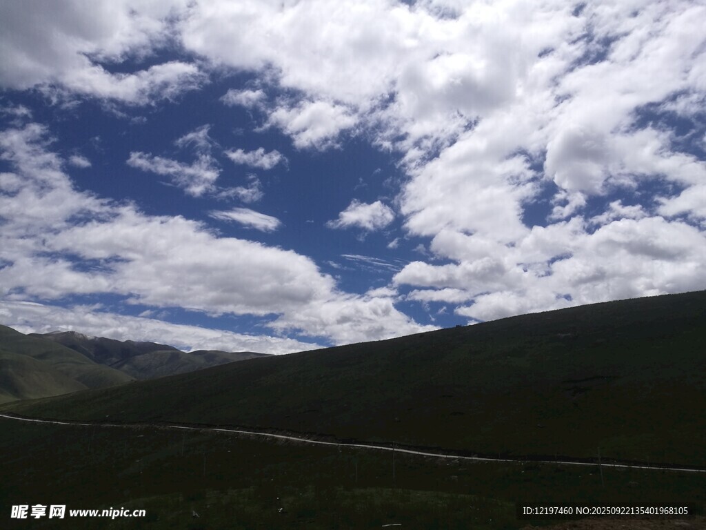山间公路上的蓝天白云
