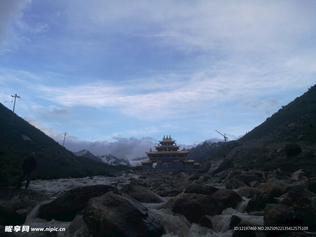 山间庙宇静立天地之间