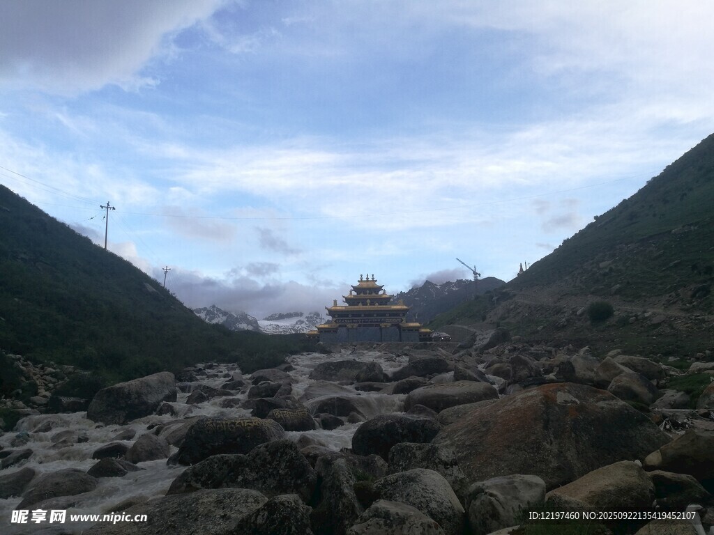 山间乱石与开阔天空景象