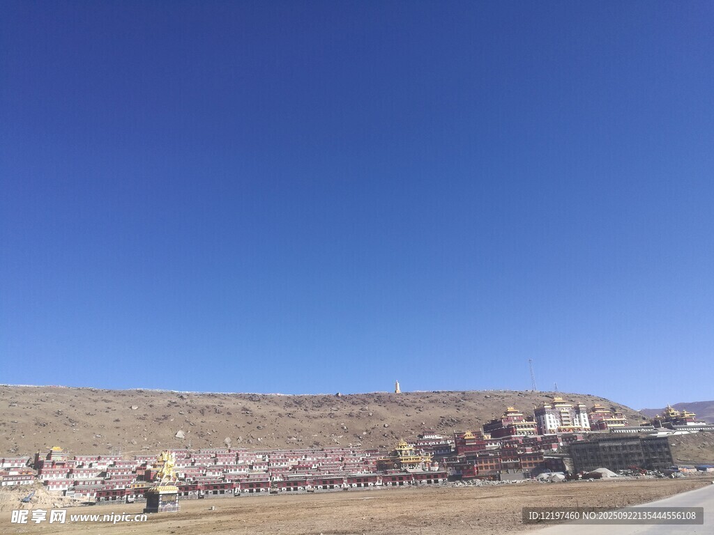蓝天映衬下的壮阔山地景观