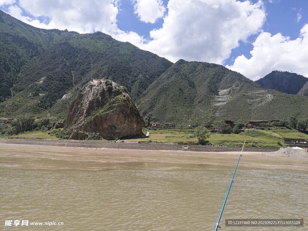 山水相依的自然风景