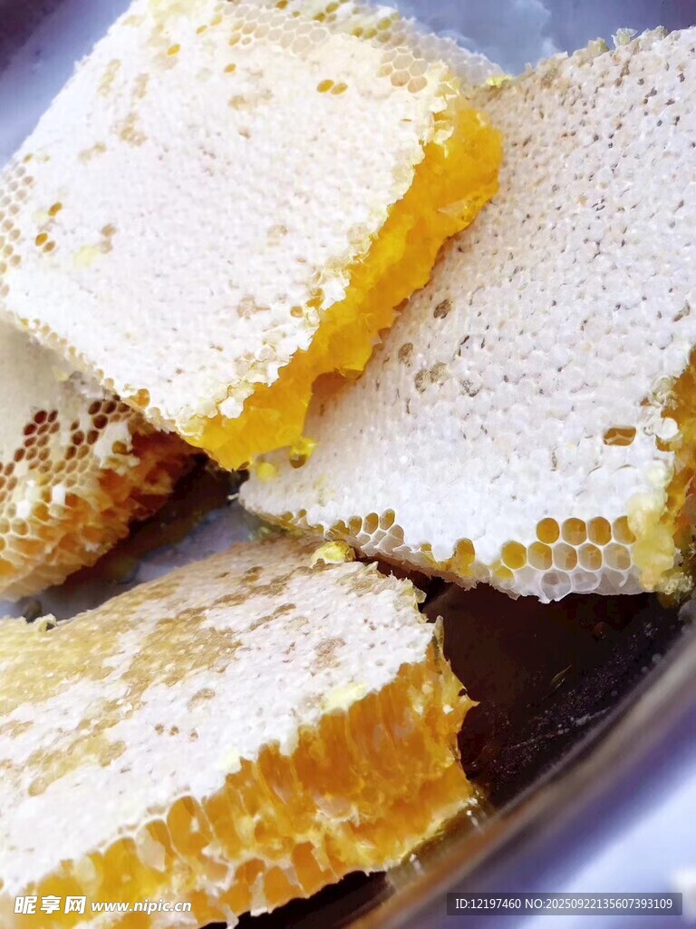 新鲜蜂巢蜜甜蜜诱人