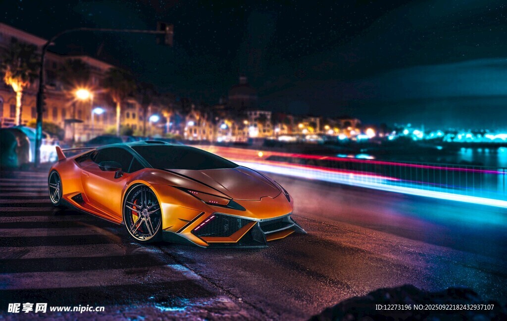 夜晚街头的炫酷橙色跑车