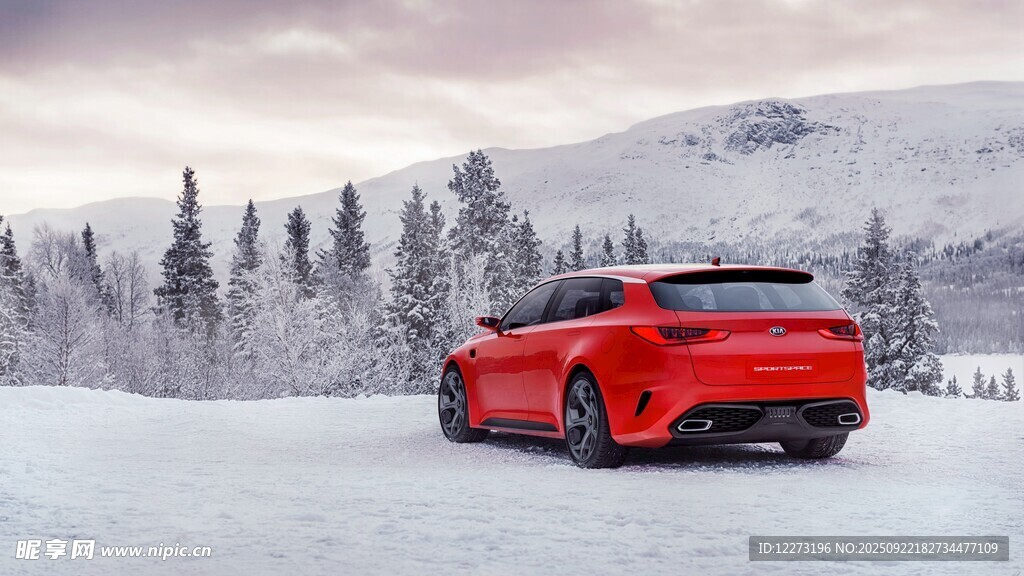 雪地中的红色炫酷SUV