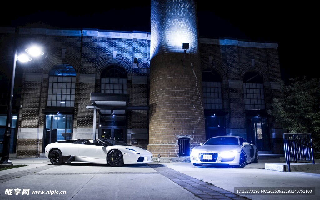 夜晚酷炫跑车停于建筑前