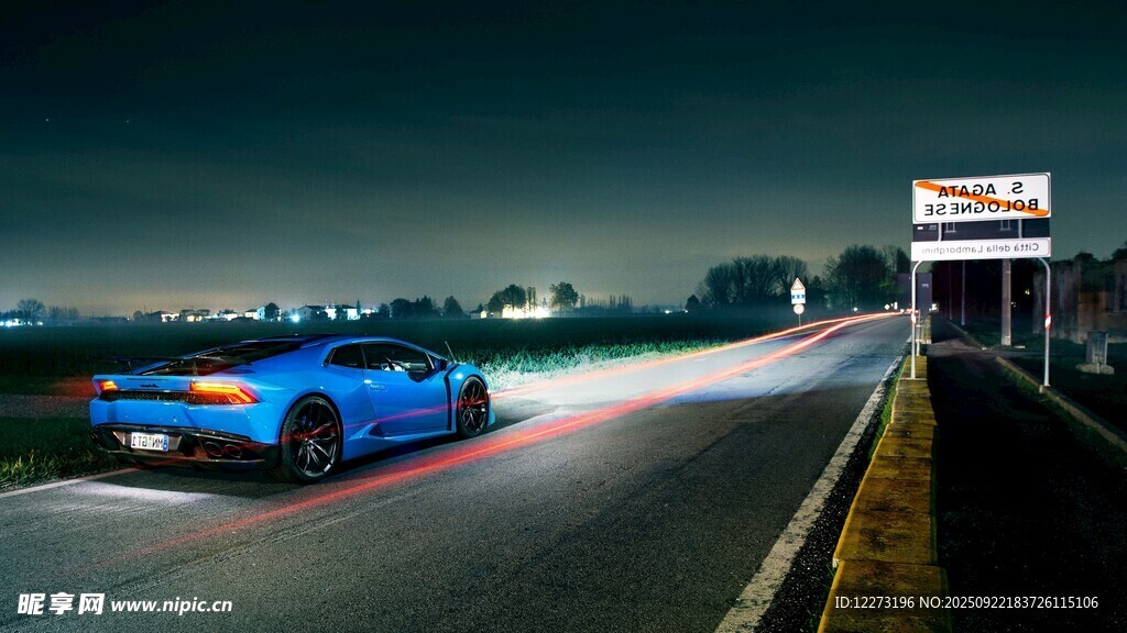 夜色中疾驰的蓝色跑车