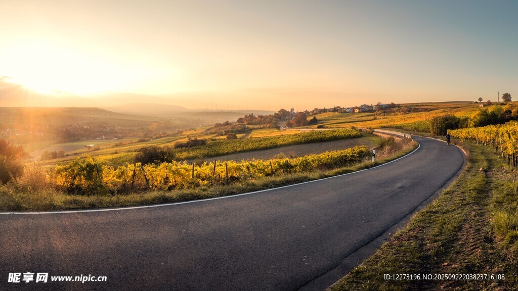 夕阳下的蜿蜒公路美景