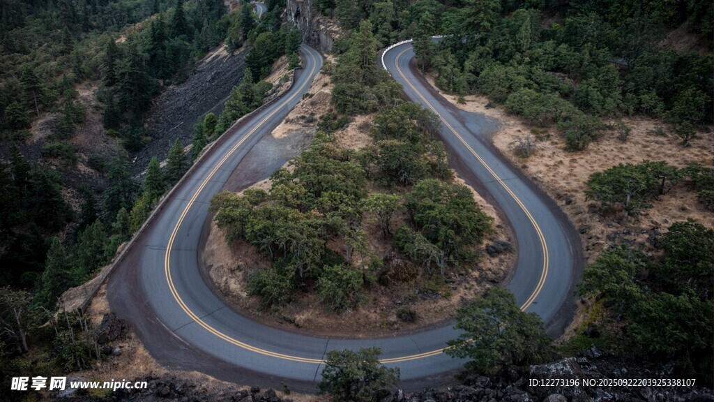 山间蜿蜒公路俯瞰美景