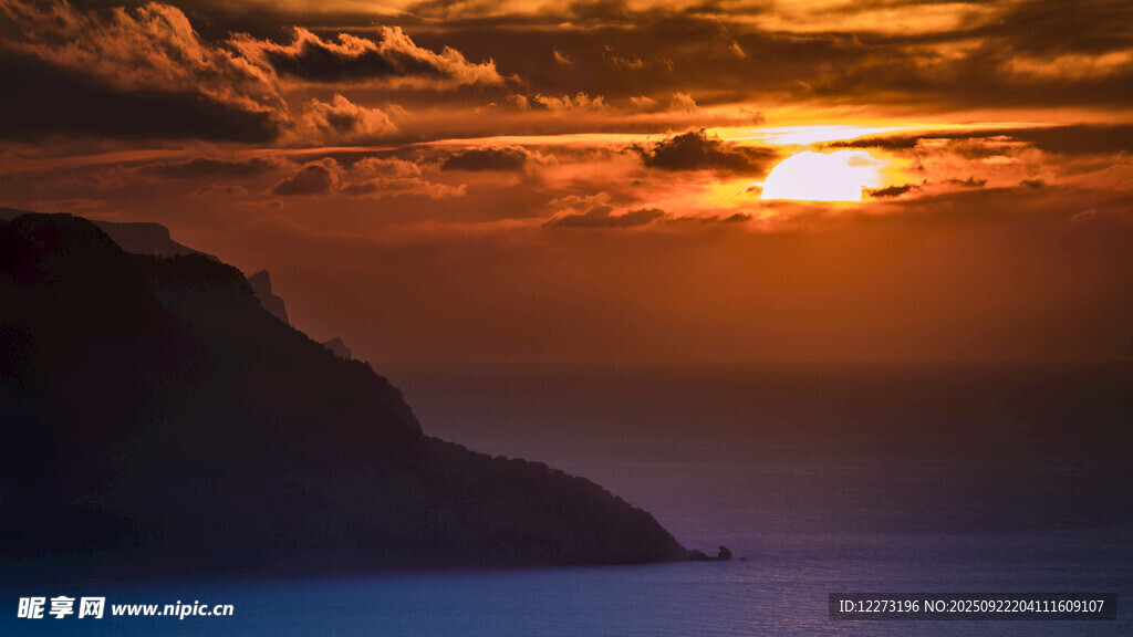 海上壮丽日落山景