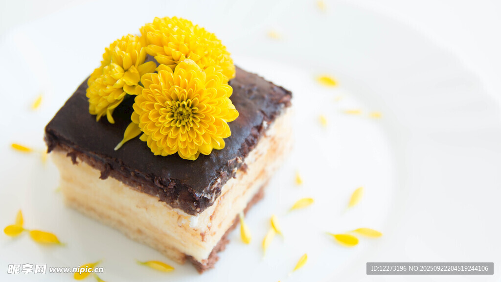 精致黄花朵装饰美味蛋糕