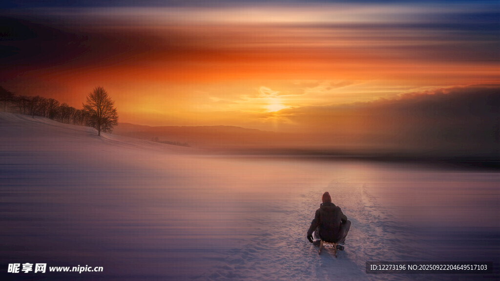 雪地夕阳下的孤独行者