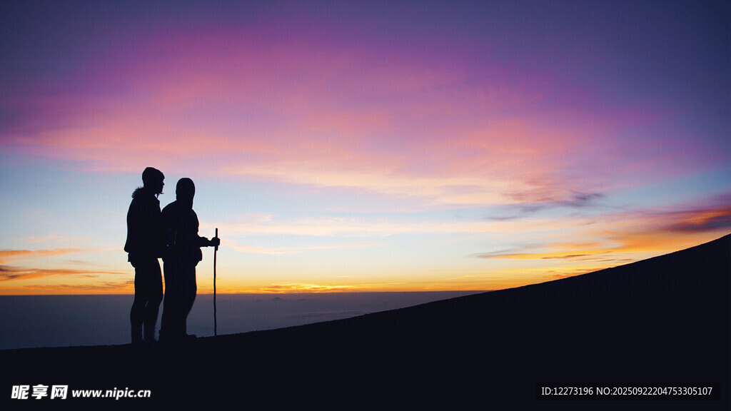 夕阳下的情侣登山剪影