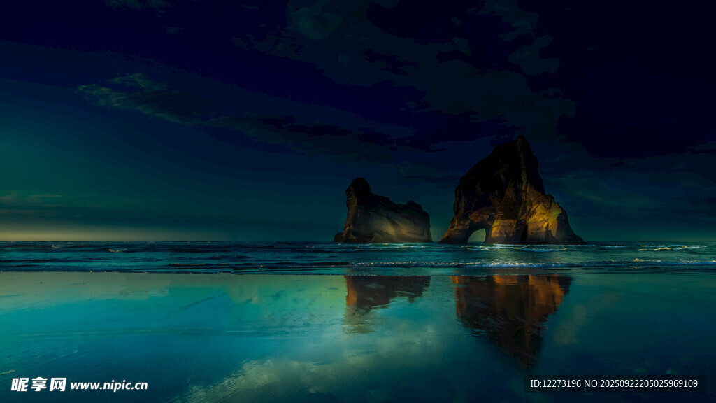 海边夜景倒影中的岩石