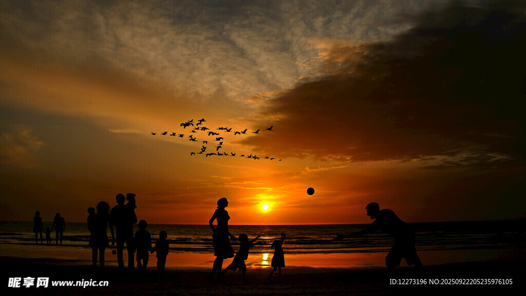 夕阳下的海边漫步身影