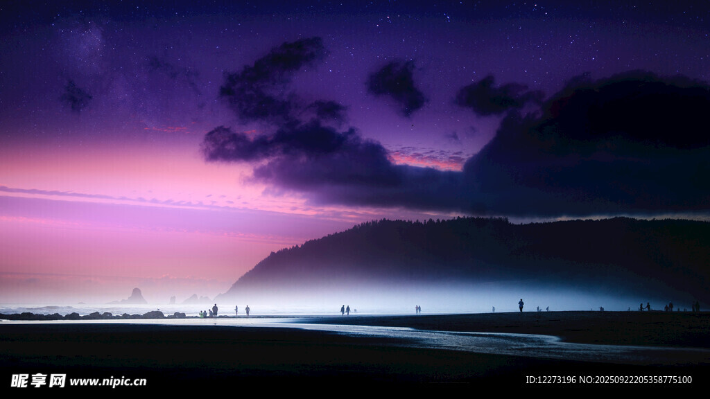 紫色夜幕下的海边美景