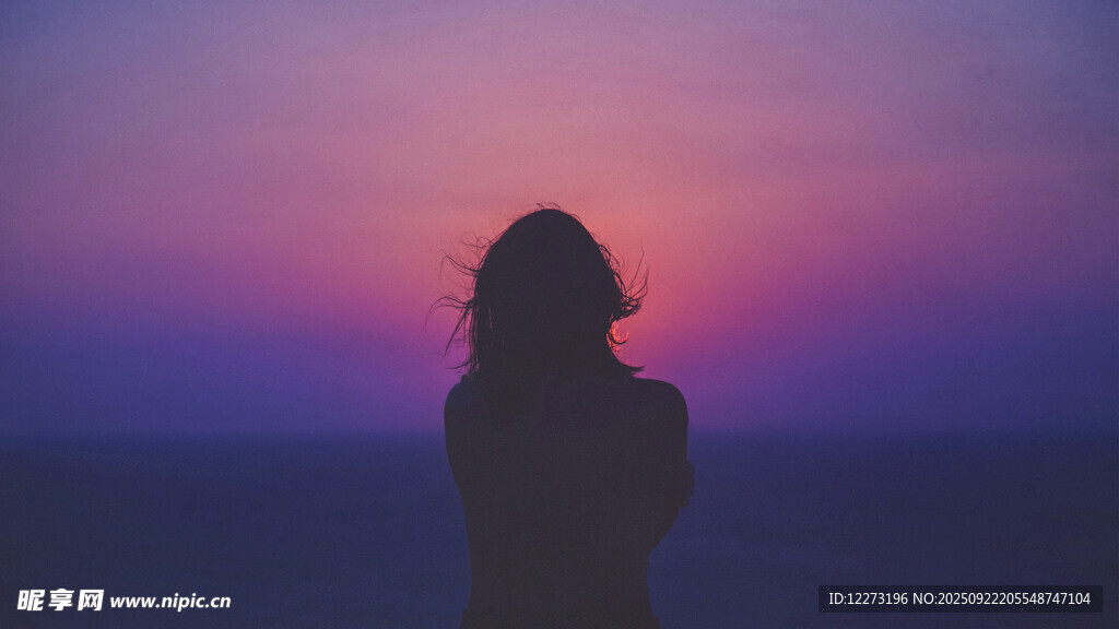 黄昏下的孤独女性剪影